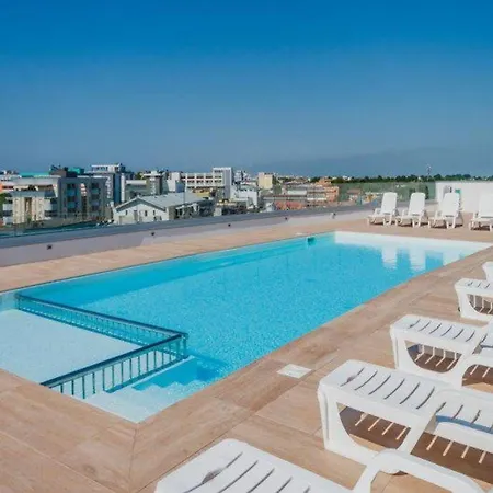 Stunning Flat With Rooftop Pool And Terrace Apartmán