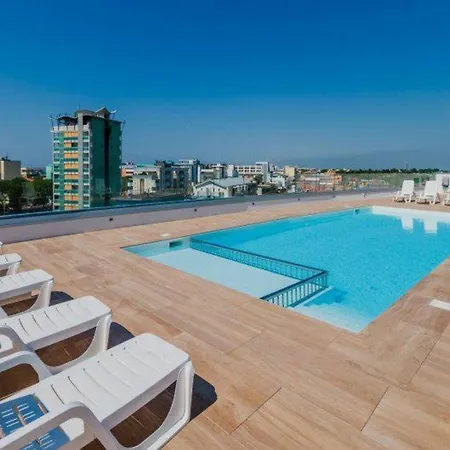 Stunning Flat With Rooftop Pool And Terrace Apartmán